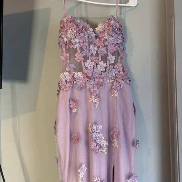 Elegant Lavender Evening Gown - Picture 3 of 5